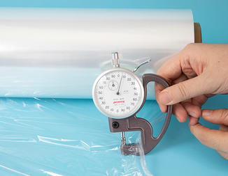What are the differences between PE cling film and PVC cling film?